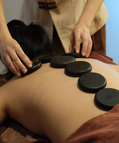 Chườm đá nóng vùng lưng