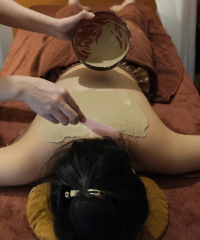 Đắp mặt nạ cùng cổ lưng