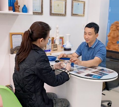 Tiến sĩ Trung Hậu đang tư vấn khách hàng