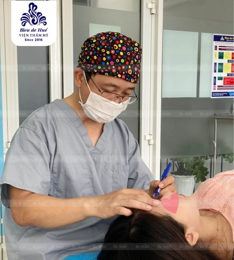 Tiến sĩ Trung Hâuuj đang nâng mũi cho khách hàng
